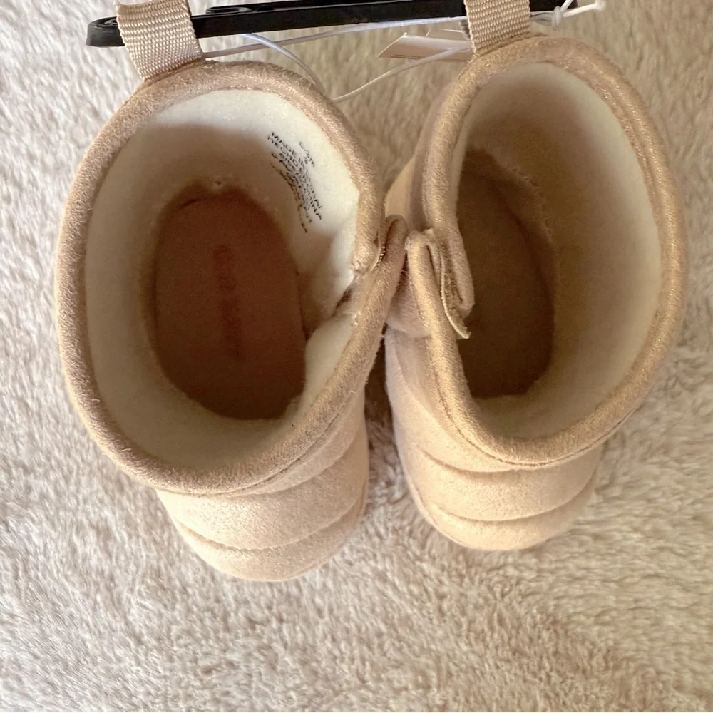 Old Navy infant soft gold godora boot size 0-3 months  NWT.
